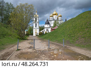 Успенский собор Дмитровского кремля весенним солнечным днем. Дмитров, Московская область, Россия. Стоковое фото, фотограф Елена Коромыслова / Фотобанк Лори