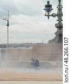 Vertical view the blast cleaning. Working in the dust. Стоковое фото, фотограф Саблин Станислав / Фотобанк Лори