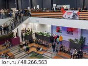 Посетители во время праздничного мероприятия «День Победы на века!», посвящённого 80-летию Победы в Великой Отечественной войне. Спорткомплекс «Президентский», город Магадан, Магаданская область, Россия. Интерьер фойе спортивного комплекса. Зрители сидят на скамейках и стоят на балконе и лестнице. На стенах плакаты, посвящённые Дню Победы. Редакционное фото, фотограф Андрей Степанов / Фотобанк Лори