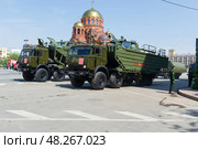 Буксирно-моторный катер БМК-15 транспортируется четырёхосным автомобилем КАМАЗ 8х8. Волгоград, улица Мира, Россия. Редакционное фото, фотограф Андрей Цыганков / Фотобанк Лори