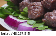 Миска с овощами и мясом на фоне деревянного стола. Стоковое видео, видеограф Ярославский Максим / Фотобанк Лори