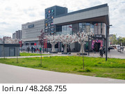ТЦ "Станция" в г. Зеленоград. Улица Панфилова, 11. Аллея Славы в честь 80-летия Великой Победы. Редакционное фото, фотограф Алёшина Оксана / Фотобанк Лори