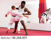 Men perform strength techniques and grabs at self-defense training in sports club. Стоковое фото, фотограф Яков Филимонов / Фотобанк Лори