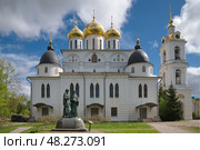 Успенский собор и памятник Кириллу и Мефодию в Дмитровском кремле. Дмитров, Московская область, Россия. Редакционное фото, фотограф Елена Коромыслова / Фотобанк Лори