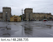 Площадь имени Григория Ивановича Носова в городе Магнитогорске в дождливую погоду. Челябинская область. Редакционное фото, фотограф Алексей Иванов / Фотобанк Лори
