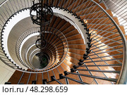 Винтовая лестница, бизнес-центр "Меридиан", Санкт-Петербург. Стоковое фото, фотограф Головкова Елена / Фотобанк Лори