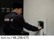 Получение сотрудником полиции табельного оружия перед заступлением на службу (2017 год). Редакционное фото, фотограф Free Wind / Фотобанк Лори