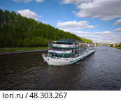 Речные круизы. Теплоход "Аурум" плывет по реке. Редакционное фото, фотограф Мария Сергеева / Фотобанк Лори