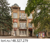 Здание Ставропольского государственного краевого театра оперетты в Пятигорске на проспекте Кирова, дом 17. Построено в 1914 году как Народный дом для Пятигорского Общественного Всесословного клуба. Редакционное фото, фотограф Наталья Гармашева / Фотобанк Лори
