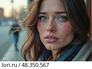 Крупный план портрета красивой молодой женщины с зелеными глазами и струящимися волосами в городской обстановке. Стоковое AI-изображение, AI-художник Елена Болотина / Фотобанк Лори