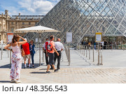 queue at ticket office to the Louvre museum Pyramid, amazing sunny day in Paris (2018 год). Редакционное фото, фотограф Ирина Мойсеева / Фотобанк Лори