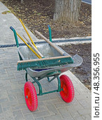 Садовая металлическая тележка-тачка. Garden metal wheelbarrow cart. Стоковое фото, фотограф Татьяна Д / Фотобанк Лори