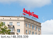 Логотип Альфа-Банк на крыше здания. Москва. Россия. Редакционное фото, фотограф E. O. / Фотобанк Лори