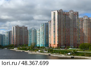 Picturesque Embankment and new modern residential area of Pavshinsky floodplain on Moscow River on May sunny day. Редакционное фото, фотограф Валерия Попова / Фотобанк Лори