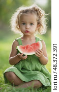 Adorable toddler girl enjoying watermelon slice in summer. Стоковое AI-видео, аниматор Юрий Поздников / Фотобанк Лори