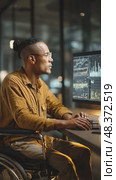 Financial analyst working late on computer in wheelchair. Стоковое AI-видео, аниматор Юрий Поздников / Фотобанк Лори