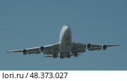 Cargo airplane before landing. Стоковое видео, видеограф Михаил Коханчиков / Фотобанк Лори
