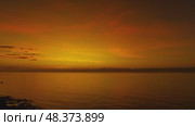 Stunning sunset over calm ocean waters. Стоковое видео, видеограф Михаил Коханчиков / Фотобанк Лори