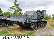 БМК-2, военная быстроходная машина для рытья котлованов и укрытий для солдат, оборудование оборонительных позиций. Волжский, Волгоградская область, Россия. (2021 год). Редакционное фото, фотограф Андрей Цыганков / Фотобанк Лори