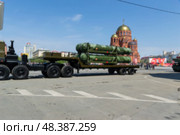 Транспортная машина 5Т58-2 зенитного ракетного комплекса С-400. Волгоград, улица Мира, Россия. Редакционное фото, фотограф Андрей Цыганков / Фотобанк Лори