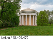 View of the Temple of Friendship on the bank of the Slavyanka River in the Pavlovsky Park on a sunny summer day, Pavlovsk, Saint Petersburg, Russia. Стоковое фото, фотограф Ula Ulachka / Фотобанк Лори