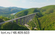 Tall bridge with green valley and traffic. Стоковое видео, видеограф Mihail Mihaylov / Фотобанк Лори