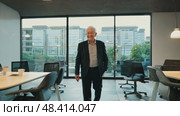 Smiling confident stylish mature middle aged man standing in modern office. Old senior businessman gray haired man 60s business executive manager looking at camera arms crossed portrait. Стоковое AI-видео, аниматор ALLA YURTAYEVA / Фотобанк Лори