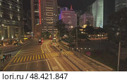 Pedestrians crossing street in Central Hong Kong at night. Стоковое видео, видеограф Михаил Коханчиков / Фотобанк Лори