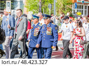 Парад Победы 9 мая посвящённый 80-й годовщине победы в Великой Отечественной войне, шествие "Бессмертного полка" по центральной улице Ленина. Город Бердск, Новосибирская область, Западная Сибирь. Редакционное фото, фотограф Евгений Мухортов / Фотобанк Лори