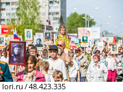 Парад Победы 9 мая посвящённый 80-й годовщине победы в Великой Отечественной войне, шествие "Бессмертного полка" по центральной улице Ленина. Город Бердск, Новосибирская область, Западная Сибирь. Редакционное фото, фотограф Евгений Мухортов / Фотобанк Лори