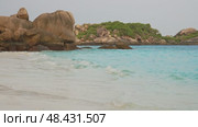 Tropical deserted white sand beach. Стоковое видео, видеограф Михаил Коханчиков / Фотобанк Лори