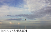 Airplane before landing over tropical sea. Стоковое видео, видеограф Михаил Коханчиков / Фотобанк Лори