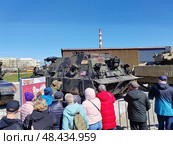 Ветеран рассказывает посетителям про трофейную военную технику. Выставка трофейной военной техники в парке ЦПКиО им. В. В. Маяковского, Екатеринбург. Редакционное фото, фотограф Vladislav_v / Фотобанк Лори