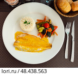 Sea bass fillet with curry sauce and basmati rice. Стоковое фото, фотограф Яков Филимонов / Фотобанк Лори