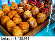 Sweet cruffins from yeast puff pastry with different toppings. Стоковое фото, фотограф Яков Филимонов / Фотобанк Лори