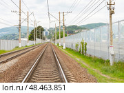 Два пути. Железная дорога в Адлере с видом на поселок Кудепста. Сочи. Краснодарский край. Стоковое фото, фотограф Юлия Кутыгина / Фотобанк Лори