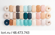 Craft Supplies: Gradient Yarn Row Arrangement on White Wood for DIY Project or Knitting, Art Supply, Decoration. Стоковое AI-изображение, AI-художник Данила Большаков / Фотобанк Лори