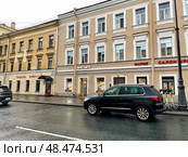 Городской пейзаж, Петровская улица, город Кронштадт. Жилые дома 17 и 19 (год постройки 1900). Салон красоты Мария, Кафе Блин'ОК, магазин Продукты, Буфет №19. Редакционное фото, фотограф Щеголева Ольга / Фотобанк Лори