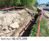 Хулиганство, самокаты сброшены в траншею. Hooliganism, scooters dropped into the trench.  流氓行为，滑板车掉进了战壕。 Редакционное фото, фотограф Денис Баданин / Фотобанк Лори