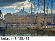 The Old Port Vieux Port of Marseille with Basilique Notre-Dame de la Garde blurred in the fog and the yauchts (2018 год). Стоковое фото, фотограф Сергей Богомяко / Фотобанк Лори