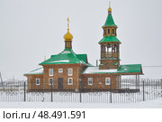 Храм-часовня во имя святого апостола Андрея Первозваного зимой во время снегопада. Село Вагай. Омутинский район. Тюменская область (2018 год). Стоковое фото, фотограф Александр Тараканов / Фотобанк Лори