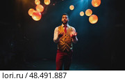 A man in a vest and red pants is juggling balls. Стоковое AI-видео, аниматор Виктория Кольцова / Фотобанк Лори