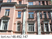 Часть фасада, окна доходного дома К. Г. Чубакова в Санкт-Петербурге. Редакционное фото, фотограф Татьяна Шикова / Фотобанк Лори