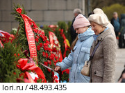 Торжественное возложение цветов на Пискарёвском мемориальном кладбище в честь 80-летия Великой Победы. Редакционное фото, фотограф Роман Рожков / Фотобанк Лори