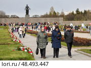 Торжественное возложение цветов на Пискарёвском мемориальном кладбище в честь 80-летия Великой Победы. Редакционное фото, фотограф Роман Рожков / Фотобанк Лори