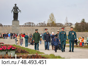 Торжественное возложение цветов на Пискаревском мемориальном кладбище в честь 80-летия Великой Победы. Редакционное фото, фотограф Роман Рожков / Фотобанк Лори