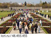 Торжественное возложение цветов на Пискаревском мемориальном кладбище в честь 80-летия Великой Победы. Редакционное фото, фотограф Роман Рожков / Фотобанк Лори