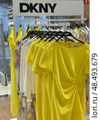 DKNY yellow dress display in Spanish mall. Редакционное фото, фотограф Данил Руденко / Фотобанк Лори
