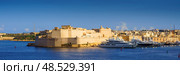 VALLETTA, MALTA - NOVEMBER 12, 2018 - Panoramic view of the Grand Harbor Tricity bay, Birgu and Senglea islands with ships and boats in the port. Редакционное фото, фотограф Сергей Богомяко / Фотобанк Лори