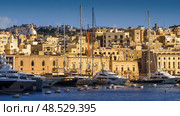 VALLETTA, MALTA - NOVEMBER 12, 2018 - The Grand Harbor Tricity bay, Birgu and Senglea islands with ships and boats in the port. Редакционное фото, фотограф Сергей Богомяко / Фотобанк Лори